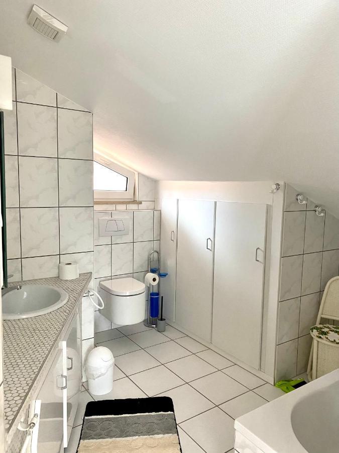 Moeblierte 3 Zimmer Apartment - Mit Smart Tv, Wlan Und Kostenfreie Parkplaetze Schloss Holte-Stukenbrock Bagian luar foto